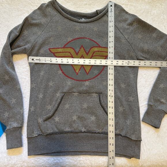 Six Flags Wonder Woman Logo Gray Sweatshirt Stars Pattern Size L - Picture 6 of 6